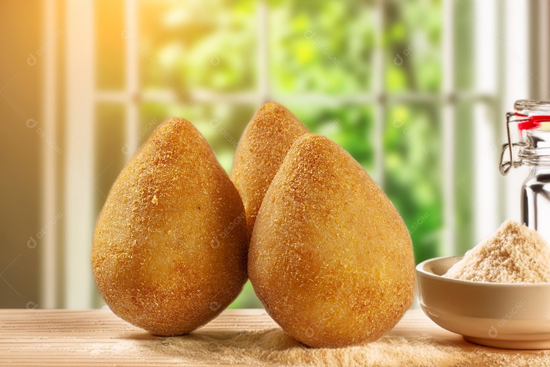 Coxinha tradicional sobre uma mesa