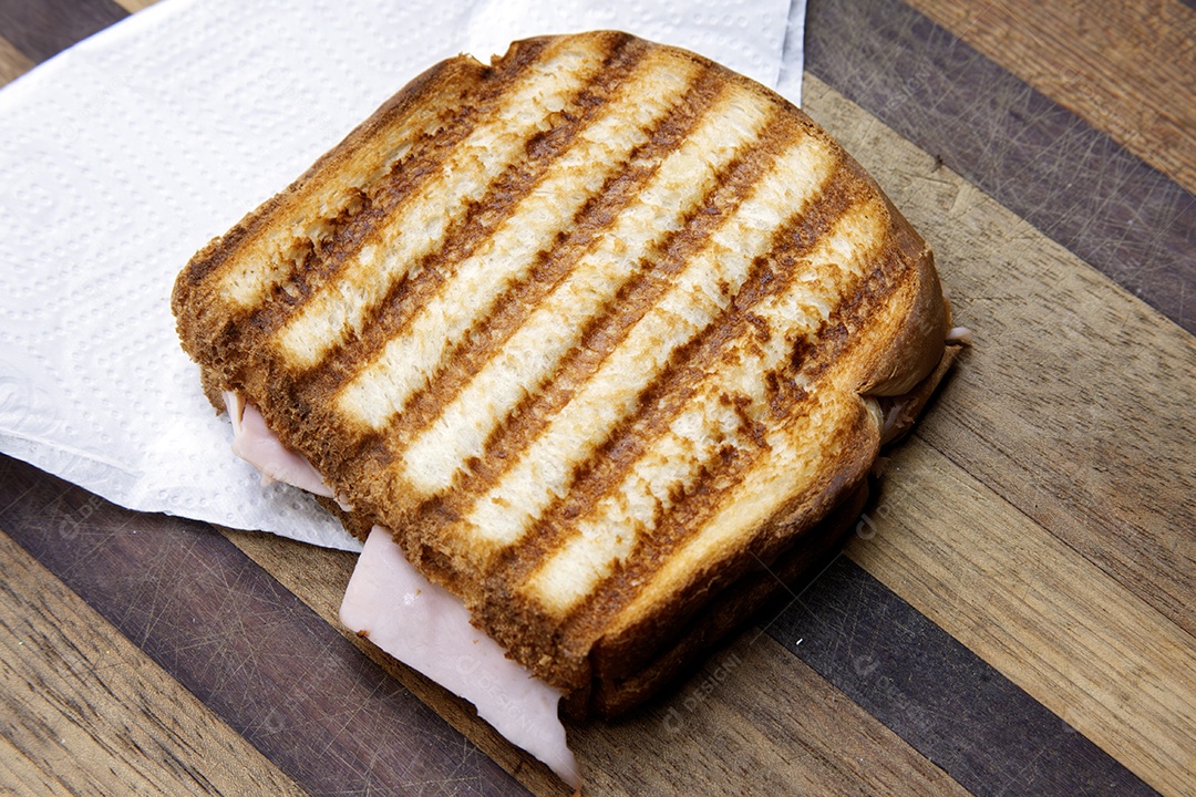 Misto quente em uma mesa de madeira