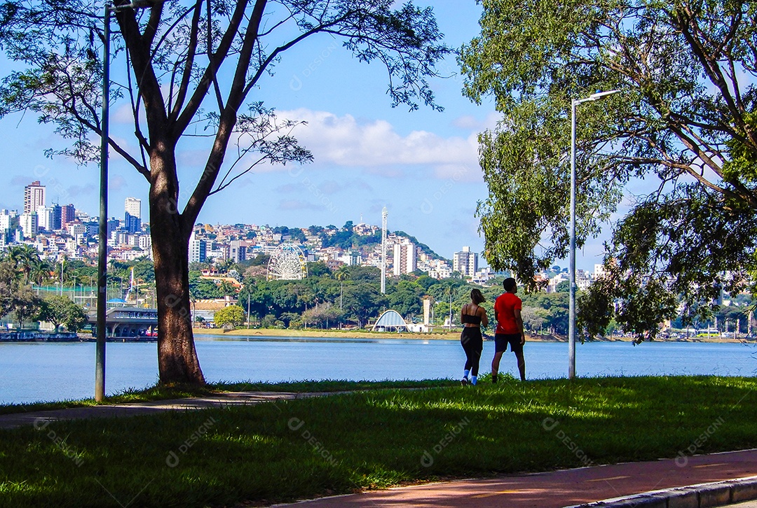 Lagoa da pampulha com pessoas fazendo caminhada