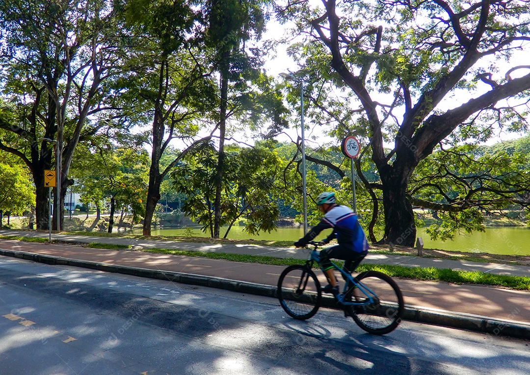 Lagoa da pampulha com ciclistas pedalando