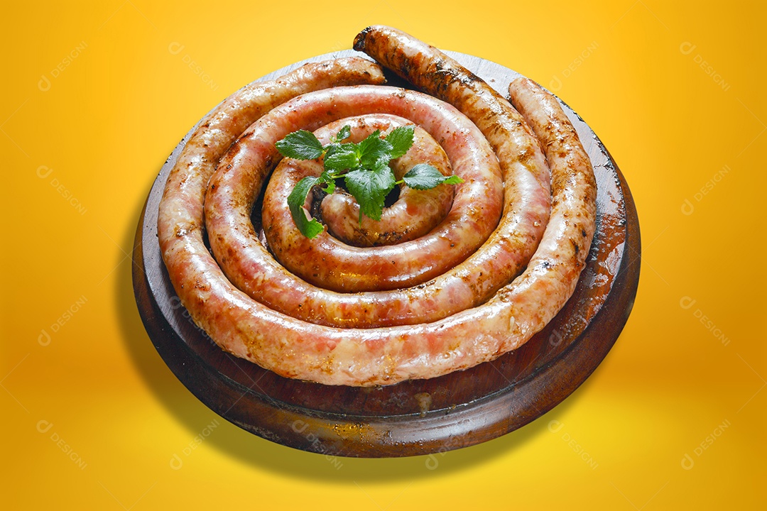 Churrasco com salsichas picantes na grelha