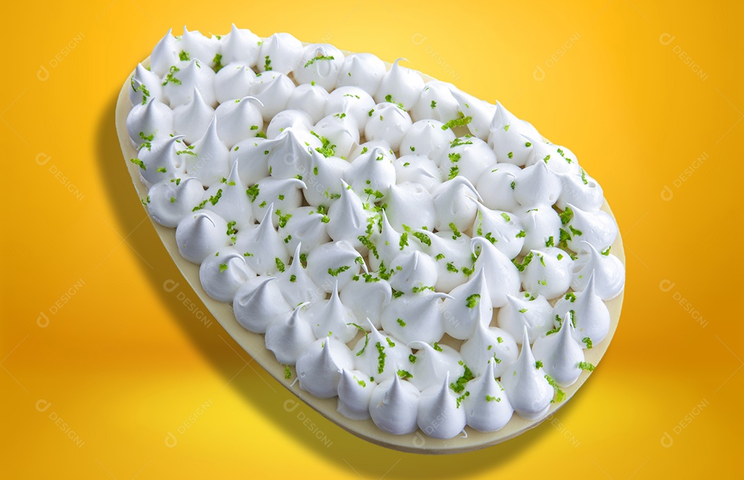 Ovo de páscoa brasileiro recheado com chocolate branco e creme de limão