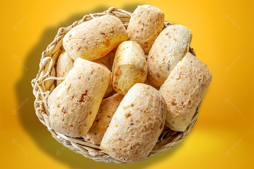 Pão de queijo grande em uma cesta
