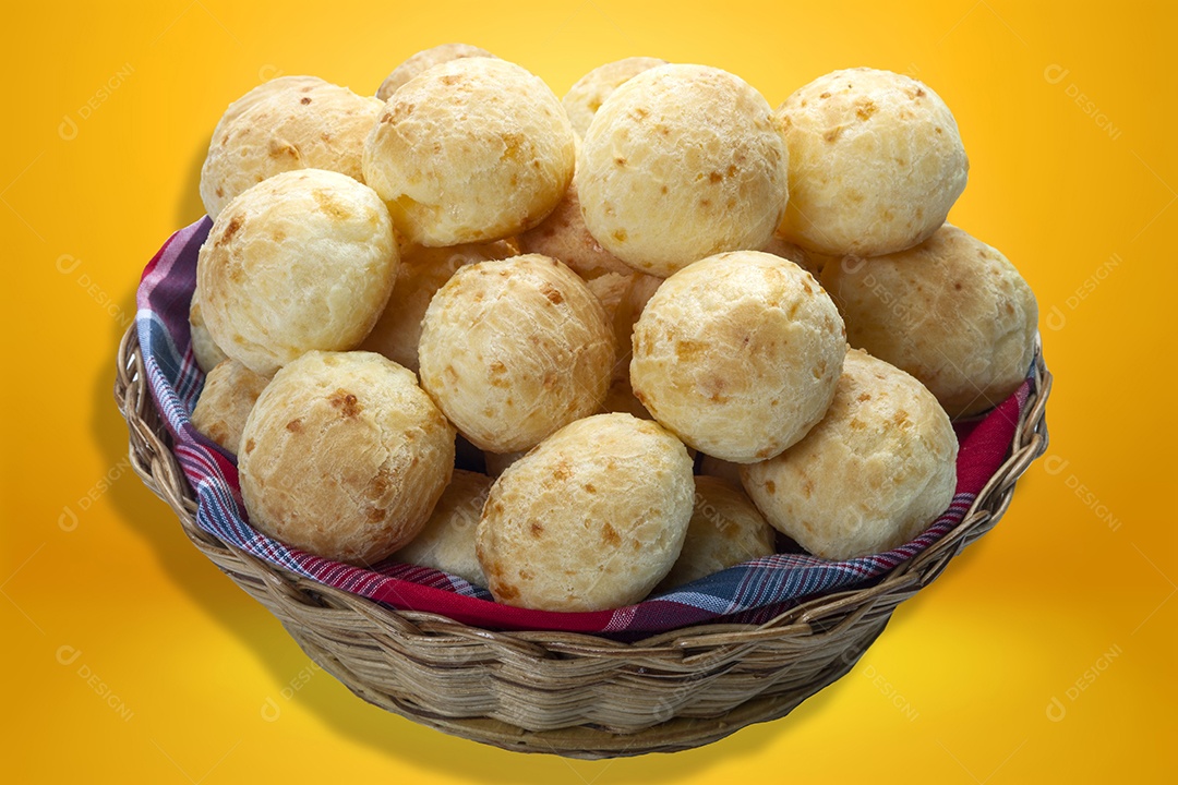 Pães de queijo assado em cesta de vime