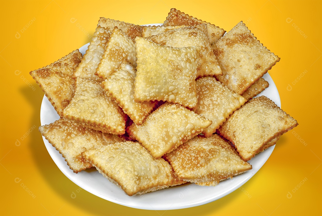 Pastéis fritos recheados sobre fundo amarelo