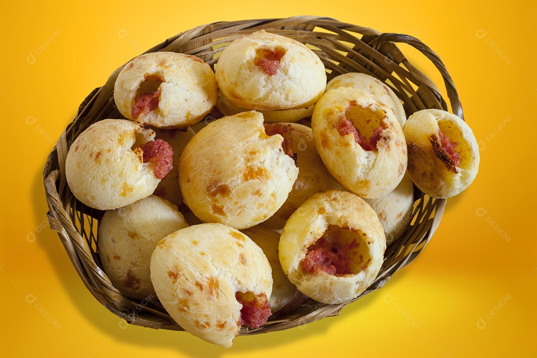 Pão de queijo recheado em cesta
