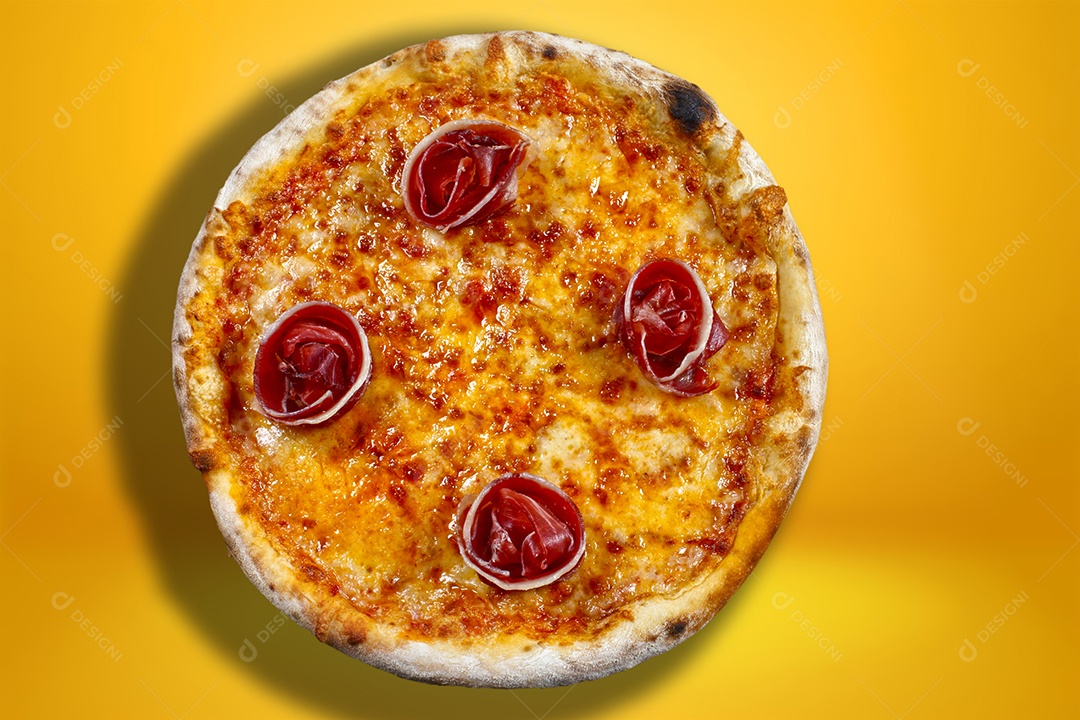 Pizza de presunto de parma assada no forno a lenha