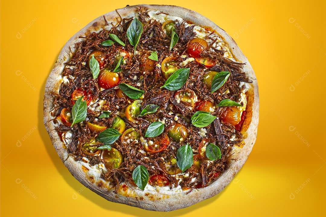 Pizza de carne desfiada e tomate e manjericão