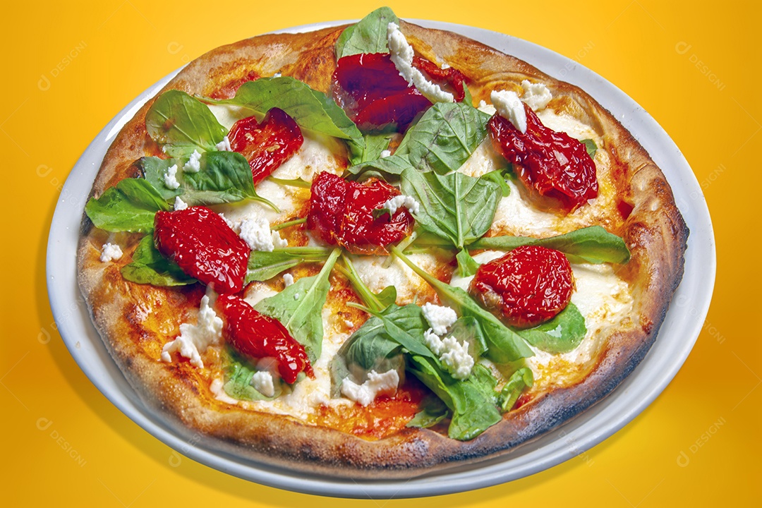 Pizza de tomate com manjericão