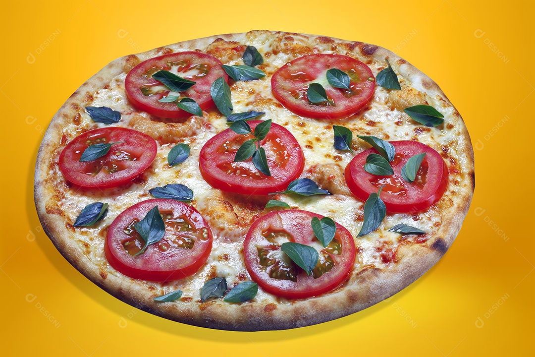 Pizza de queijo com tomates e manjericão