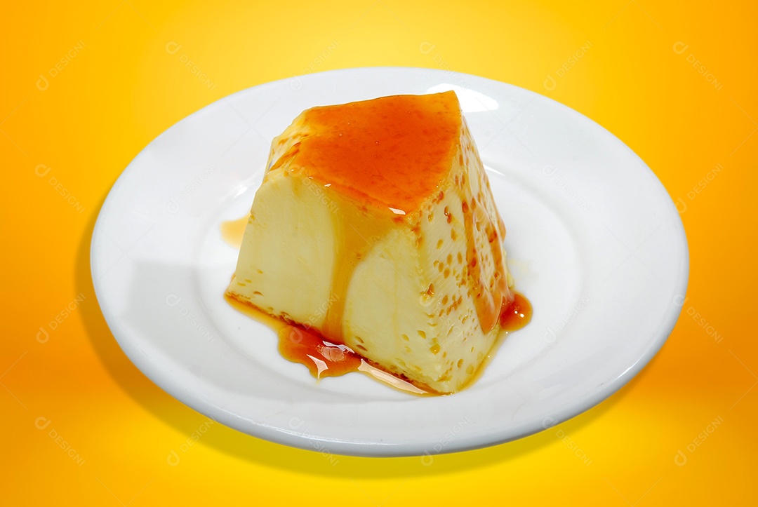 Fatia de pudim de leite com caramelo