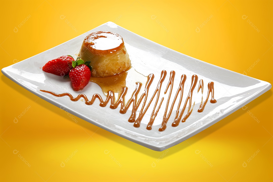 Pudim de leite com calda de caramelo