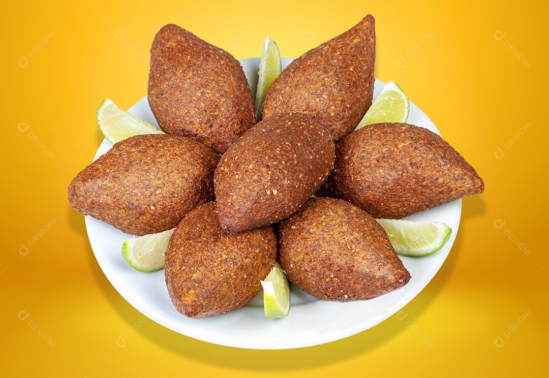 Quibes fritos com bandas de limão