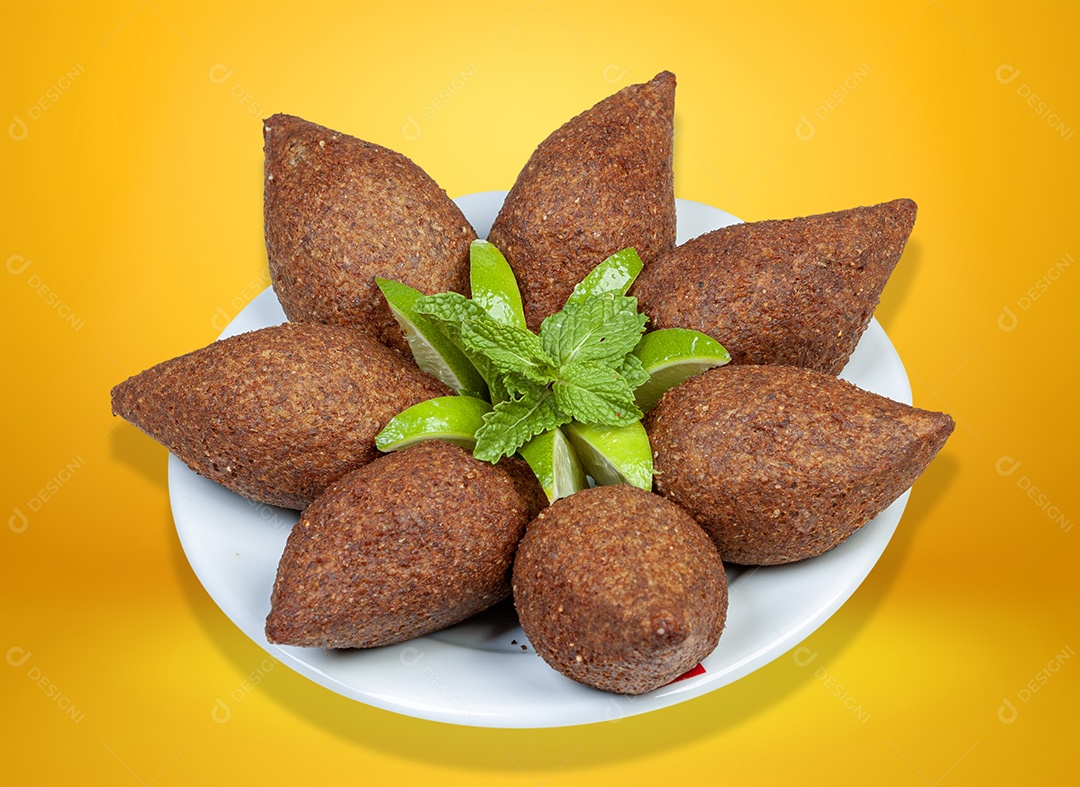 Quibes fritos com bandas de limão