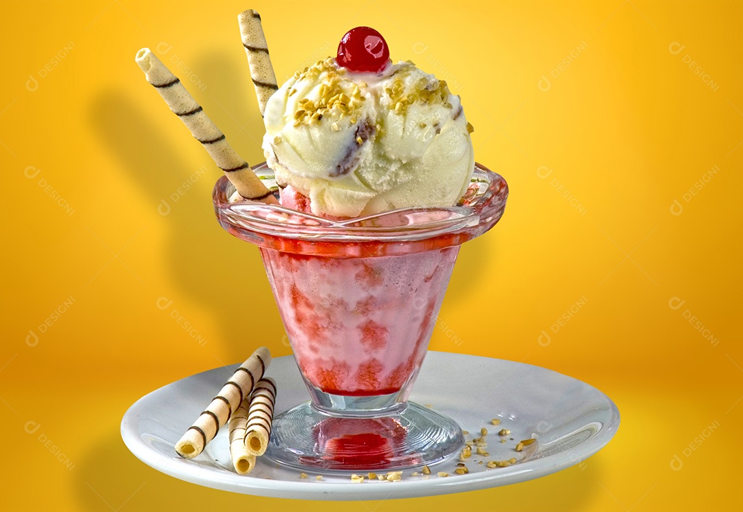 Taça de sorvete cremoso com calda de morango