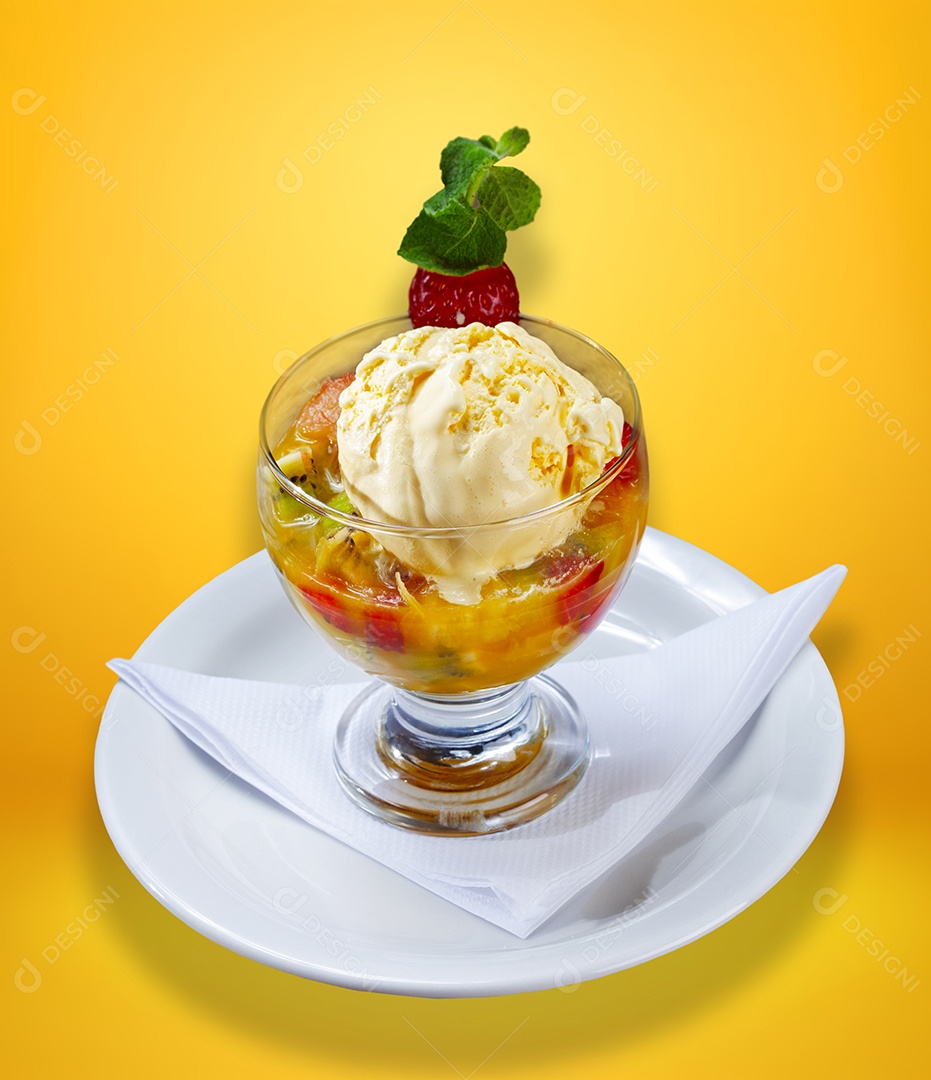 Salada de frutas com sorvete sobremesa