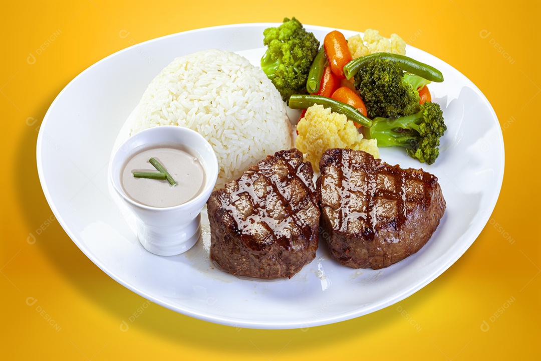 Bife grelhado com arroz e legumes e molho