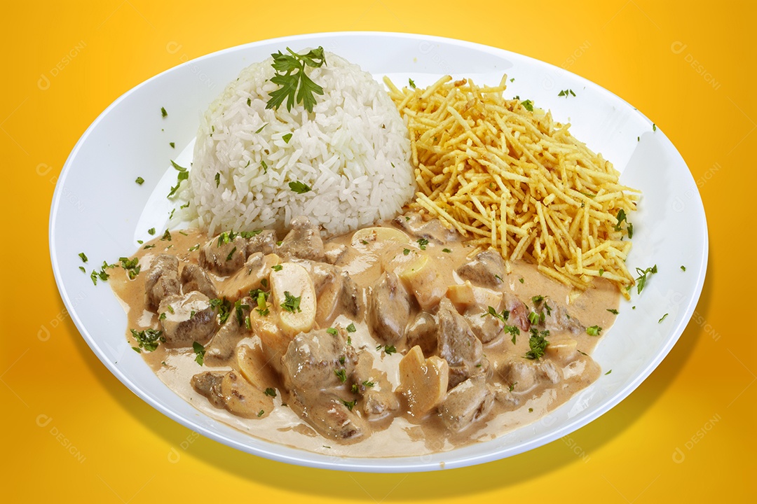 Estrogonofre de carne com arroz e batatas palhas