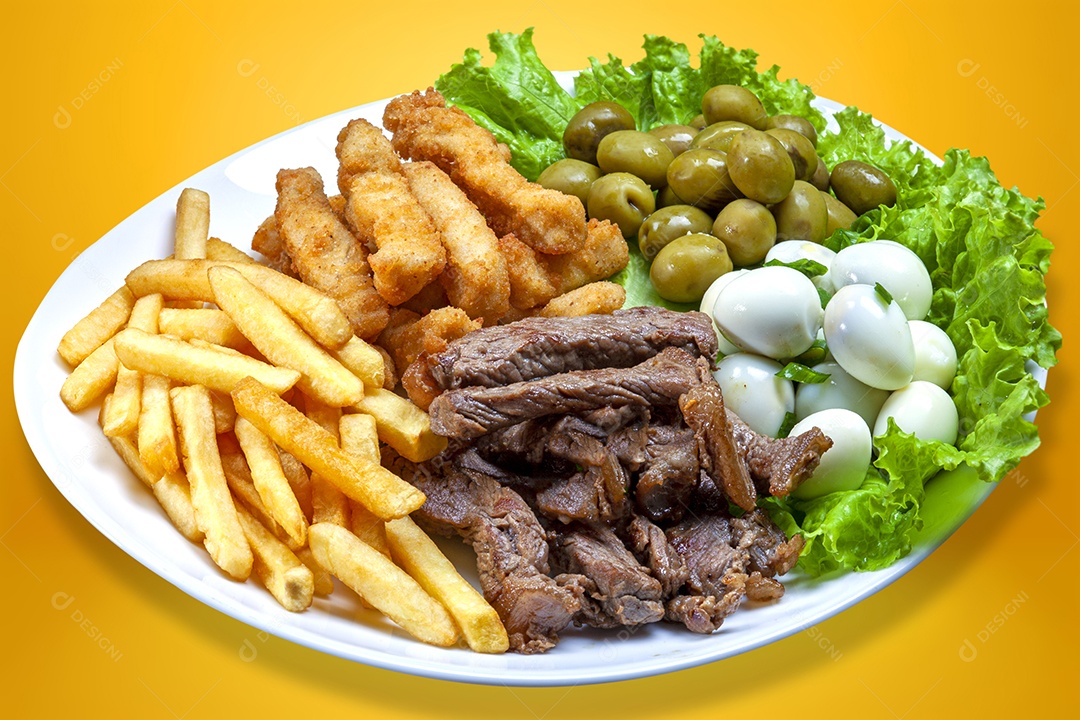 Travessa com tira gosto carne batatas frango azeitona e ovos cozido