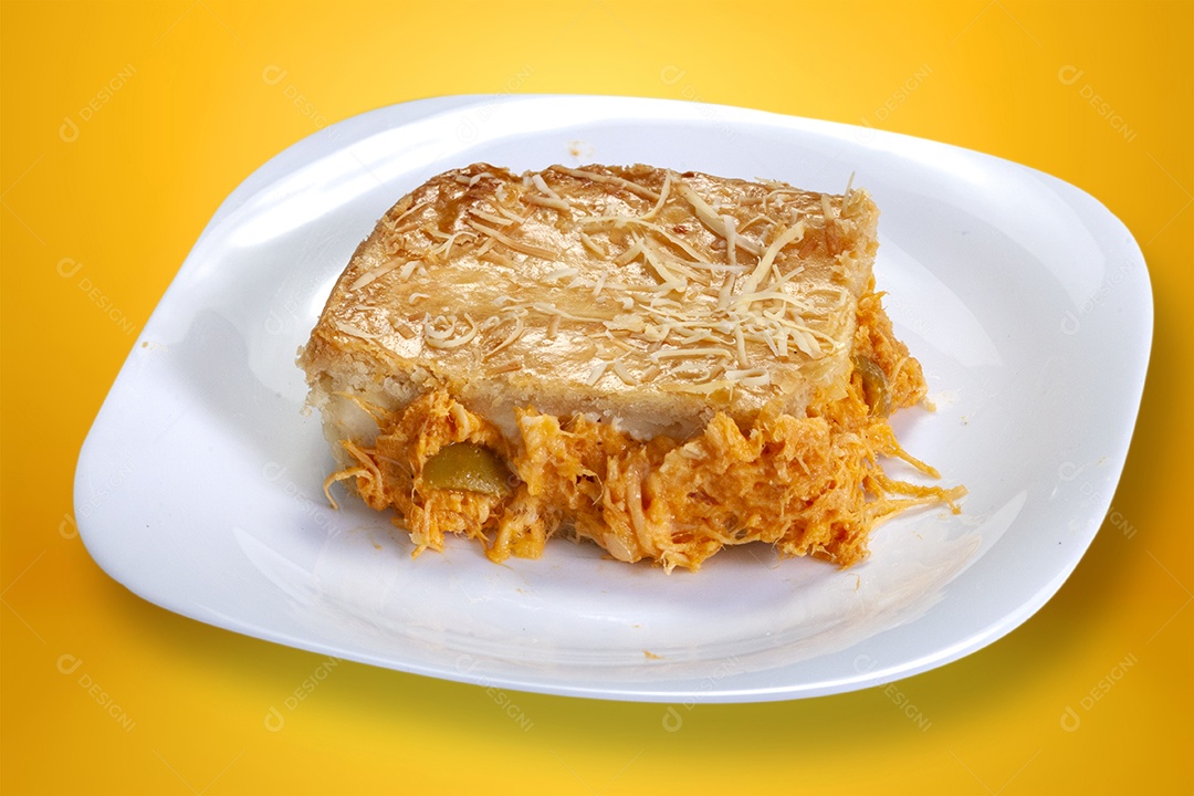 Torta de frango cremosa sobre fundo amarelo