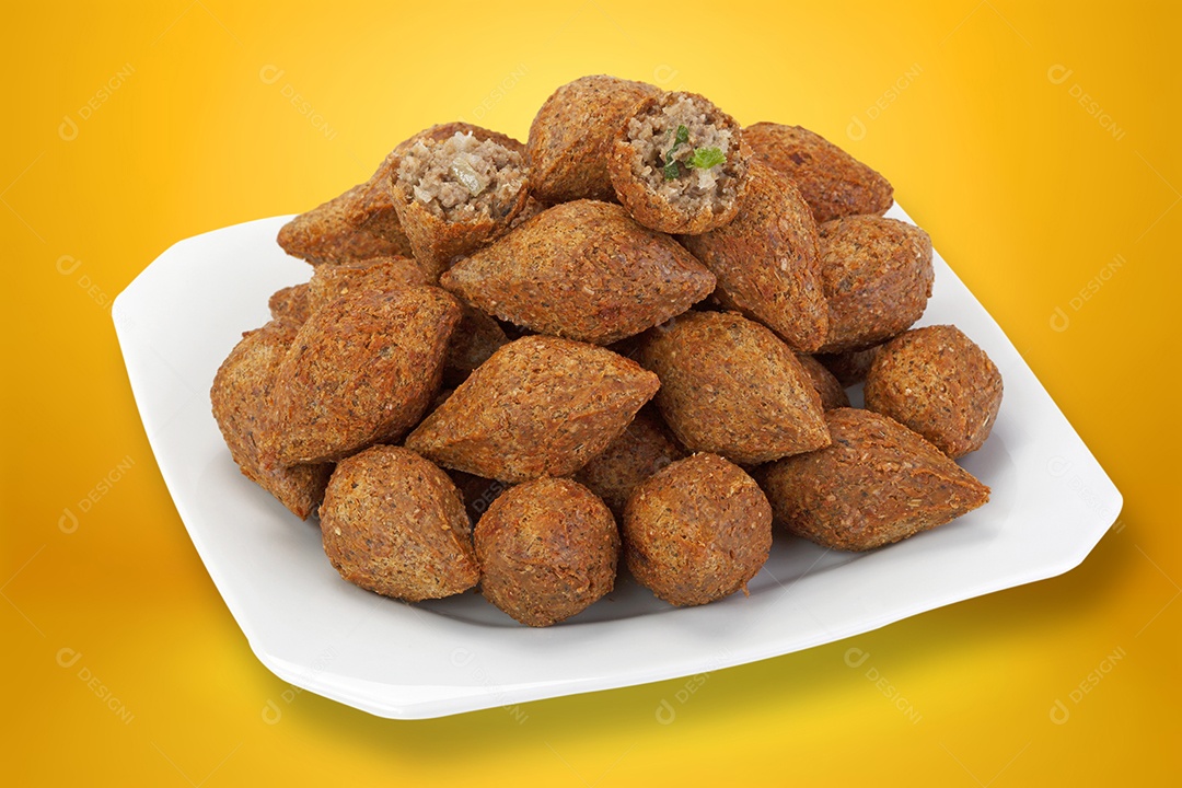 Quibes tradicional em prato branco