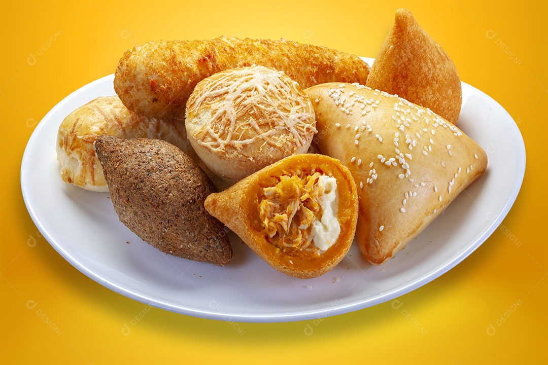 Prato com salgados assados