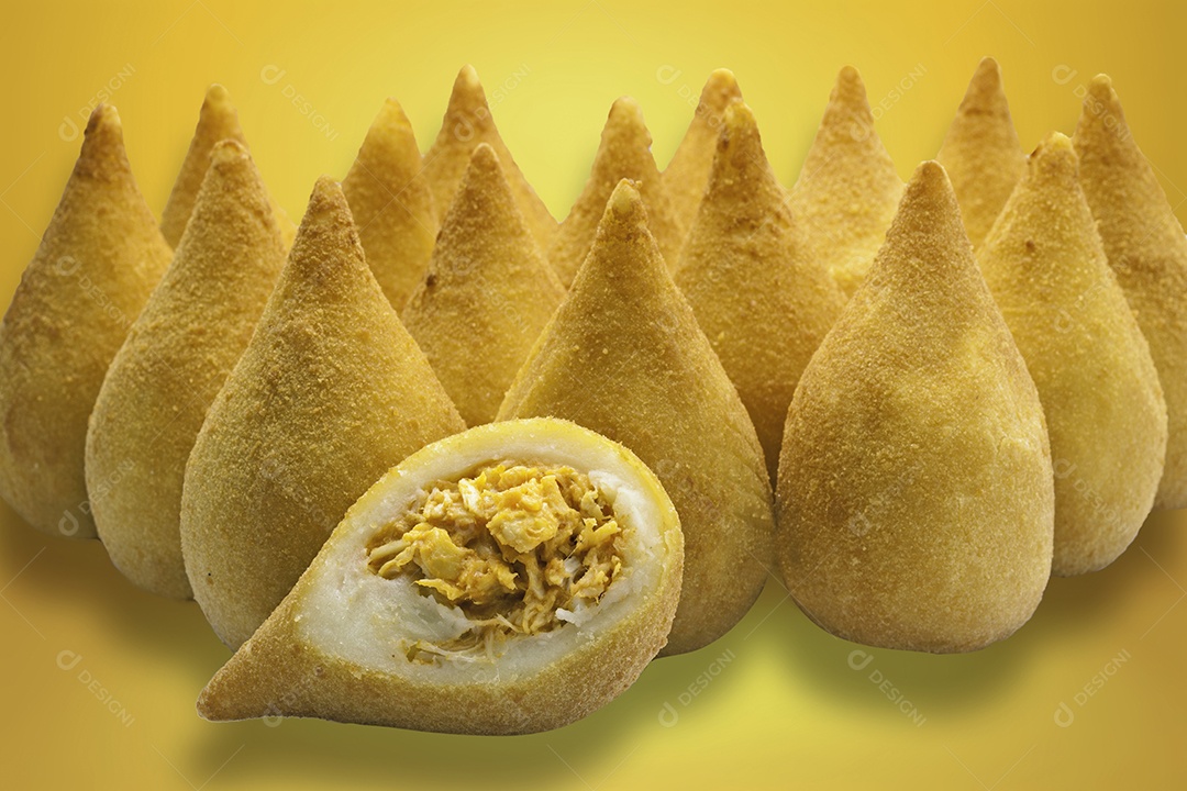 Salgado de frango coxinha tradicional brasileira