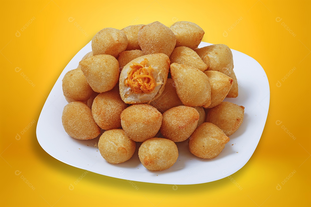 Coxinha galinha em prato branco