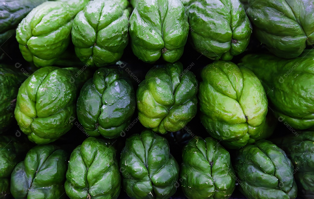 Chuchus em bancada de hortifruti de supermercado