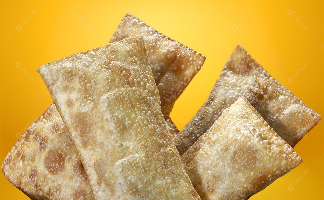 Pastel frito sobre fundo amarelo