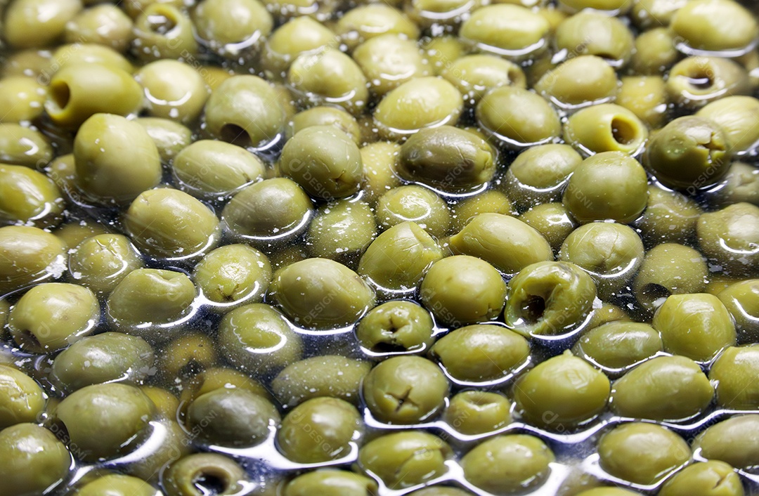 Azeitona verde de molho na água