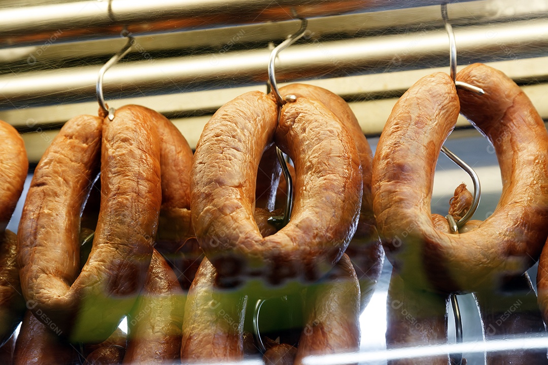 Vitrine de açougue com linguiça defumada e curada