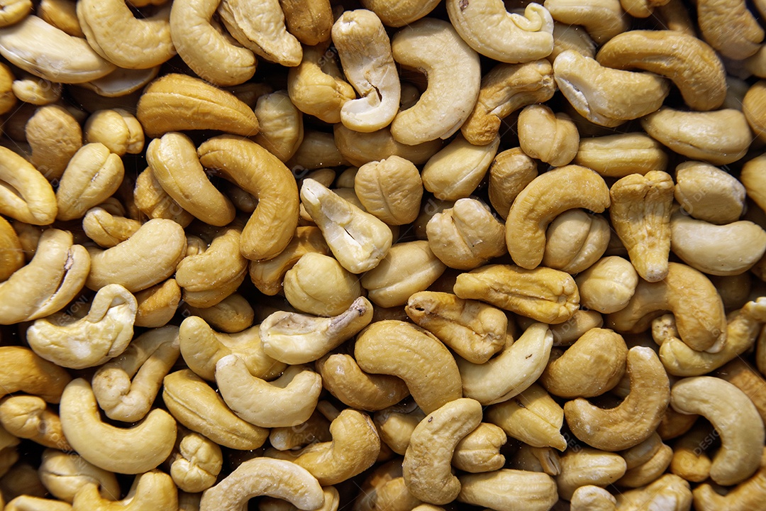 Castanha quebrada e assada de caju