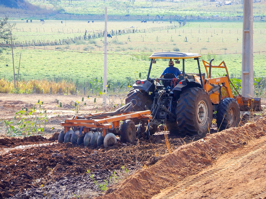 Terraplenagem e asfaltamento em áreas rurais