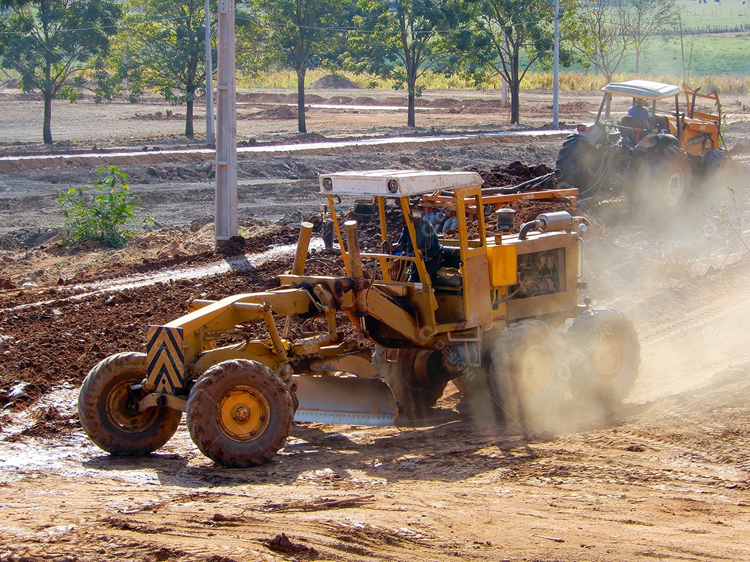 Tratores arando terra