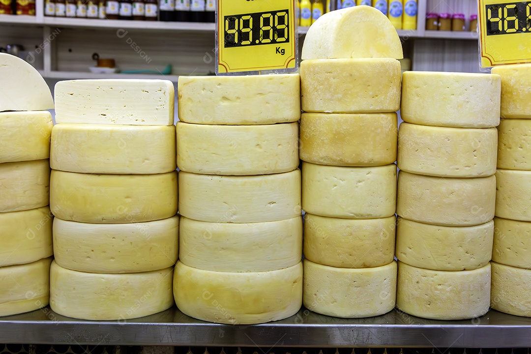 Queijo canastra artesanal curado em bancada