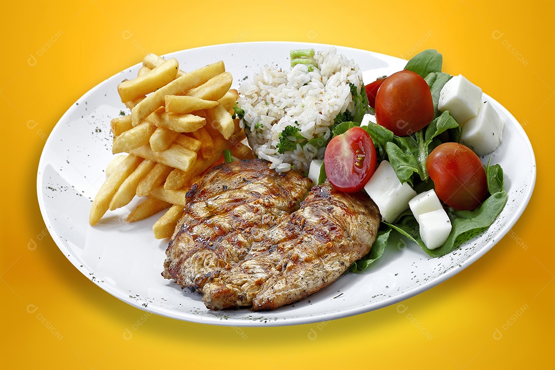 Salada de legumes carne grelhada arroz e batatas fritas