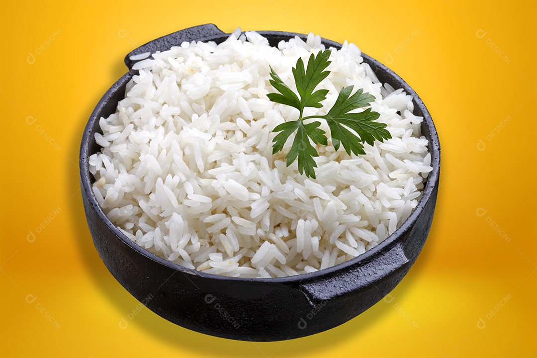 Arroz branco em tigela de cerâmica
