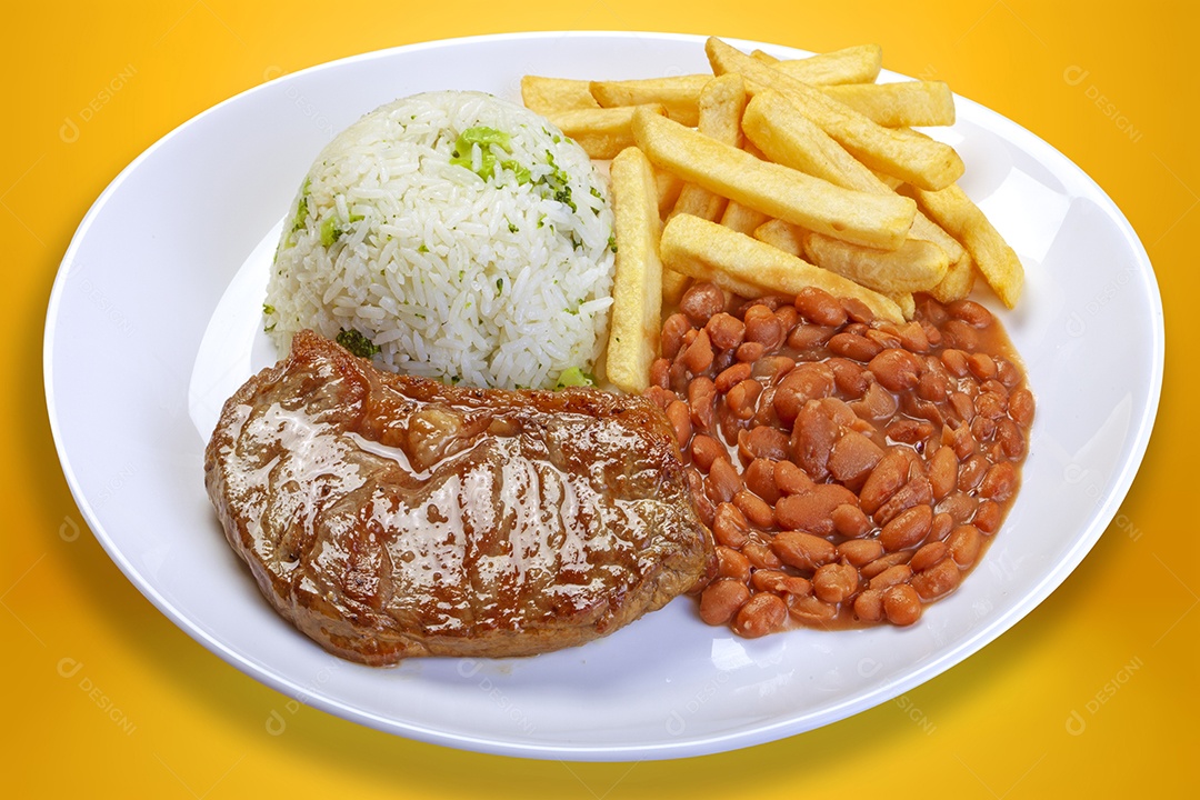 Arroz feijão carne grelhada e batatas fritas comida tradicional