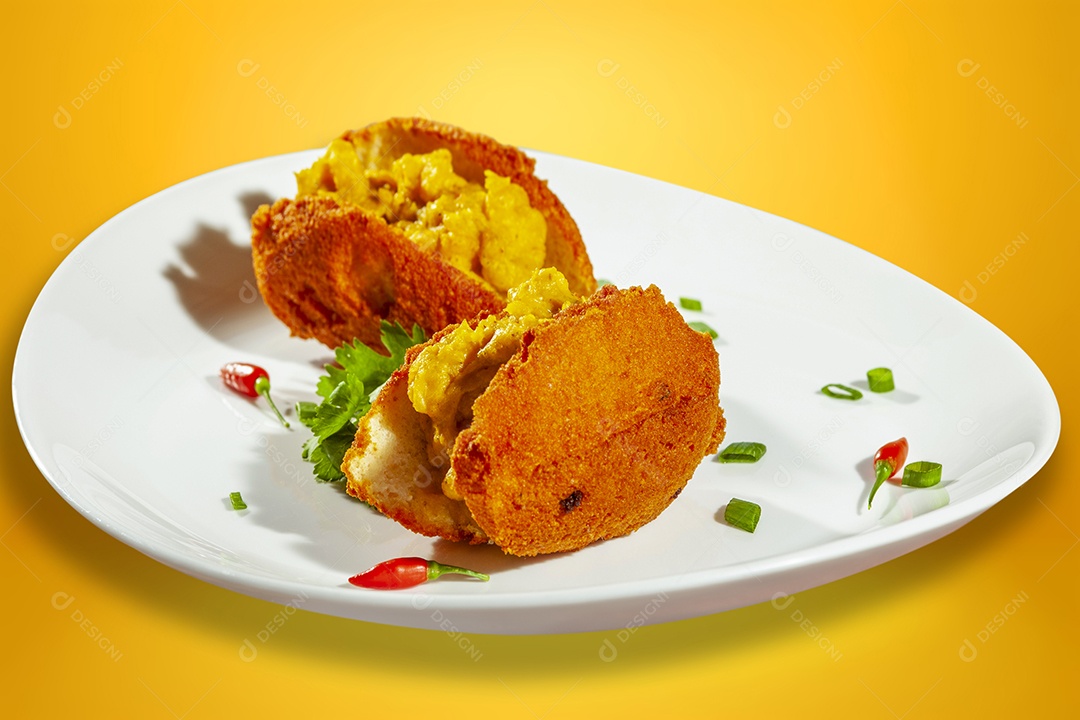 Acaraje com camarão e pimentas