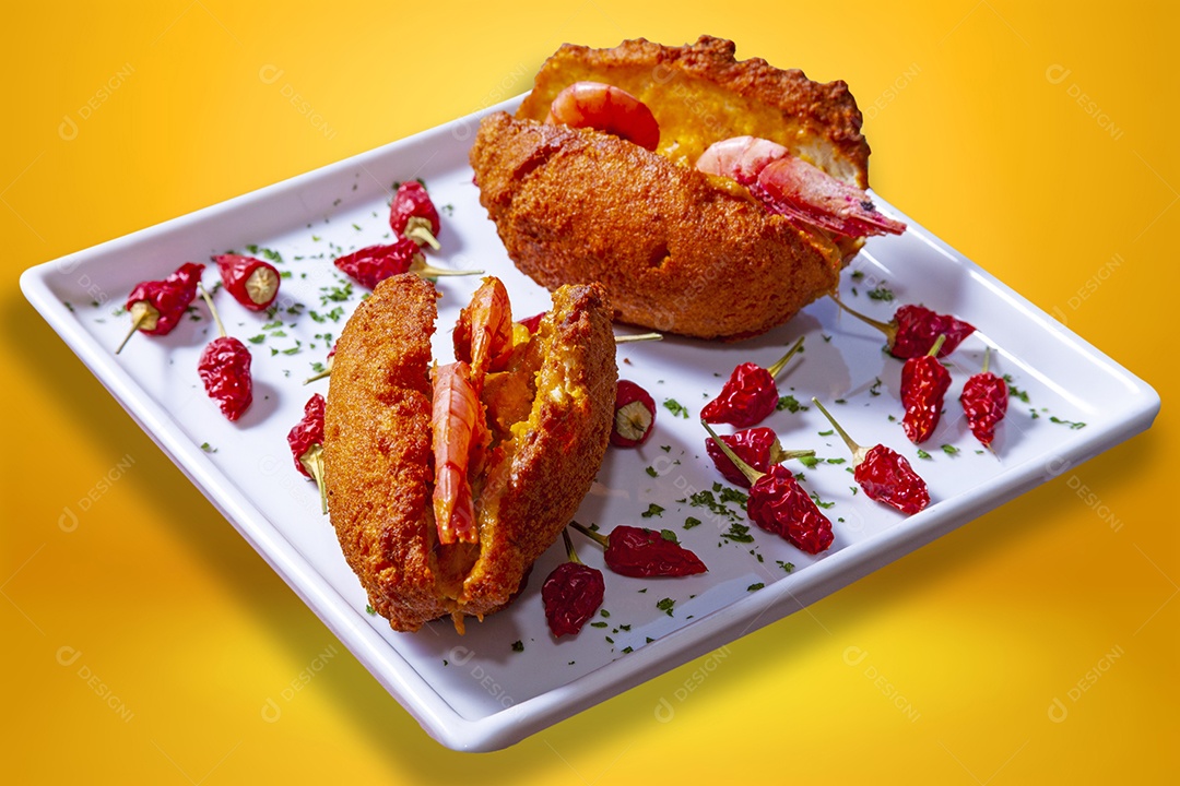 Acaraje com camarão e pimentas