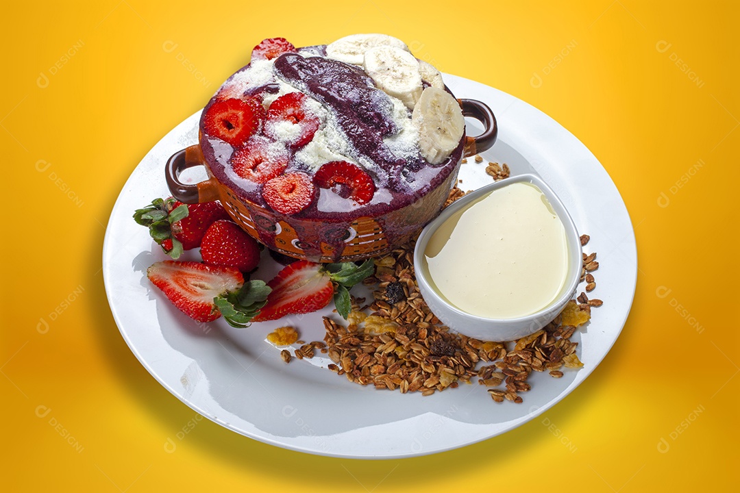 Açaí com frutas e leite em pó