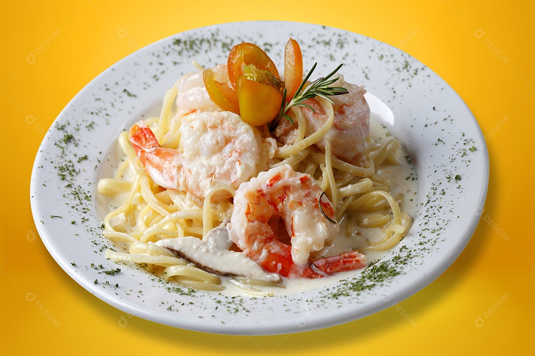 Macarrão ao molho branco e camarão