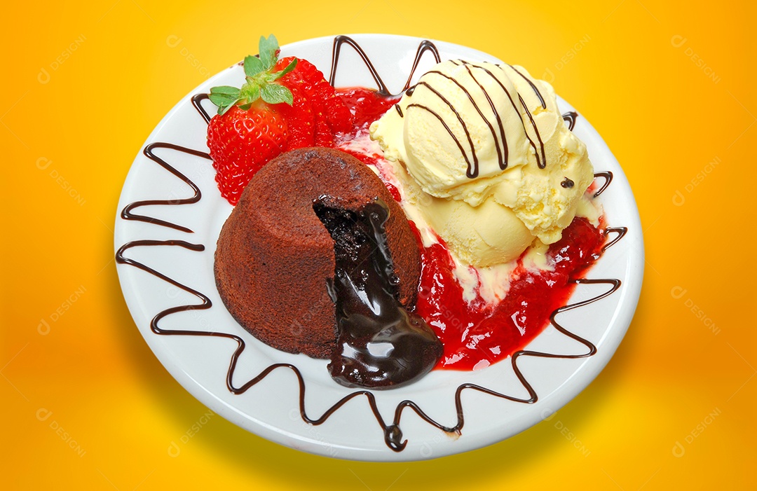 Petit gateau com morango e cobertura