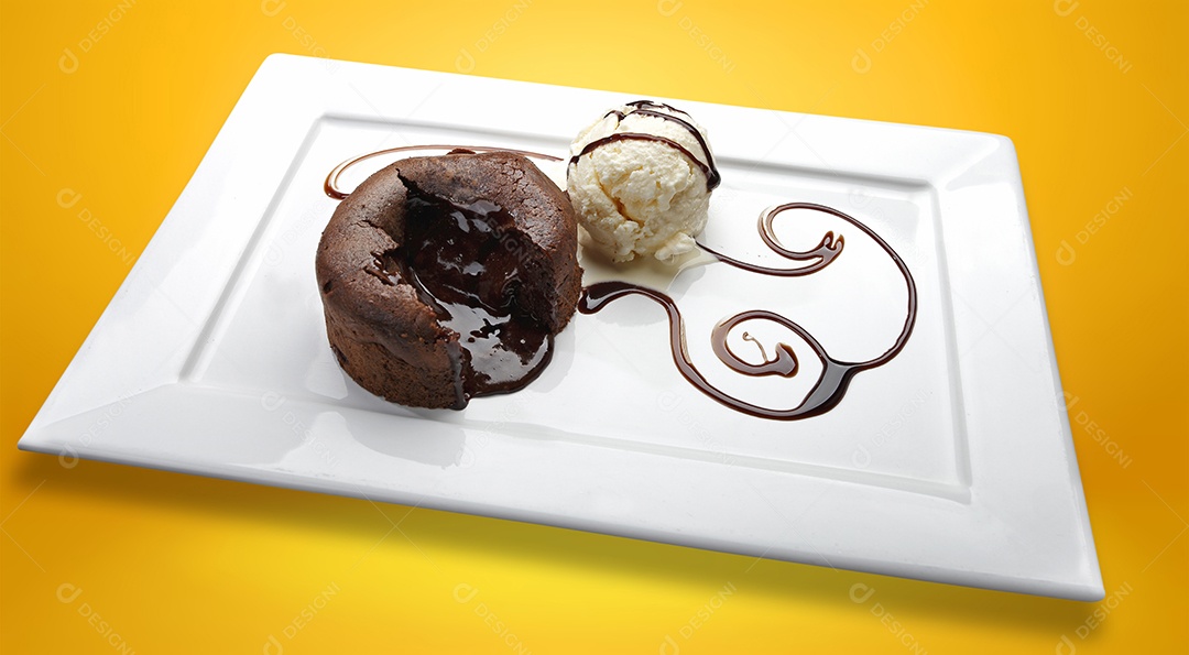 Petit gateu com cobertura de chocolate