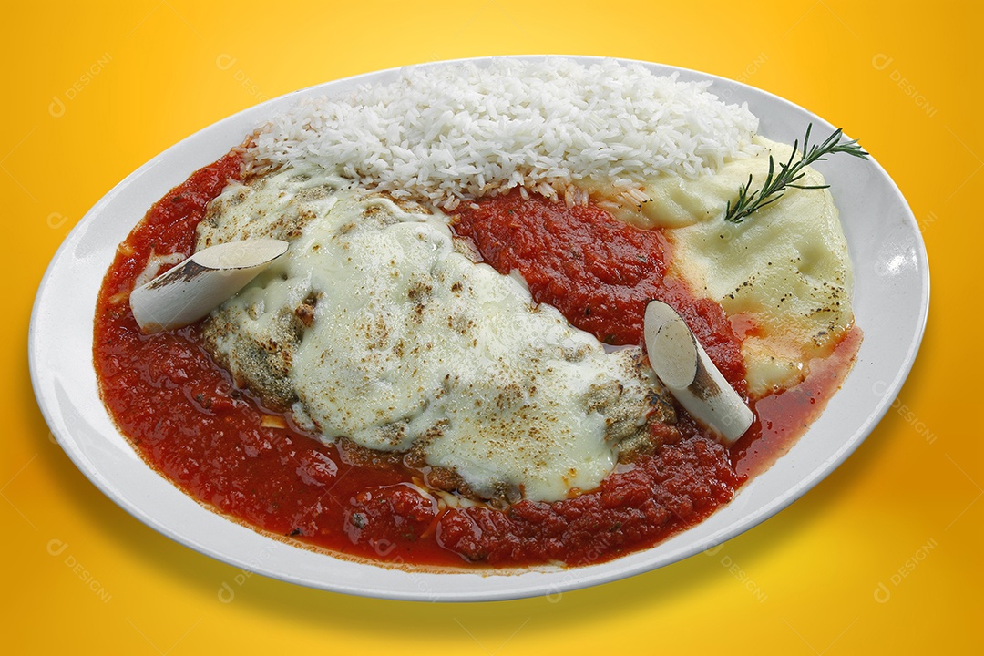 Parmegiana com arroz e purê