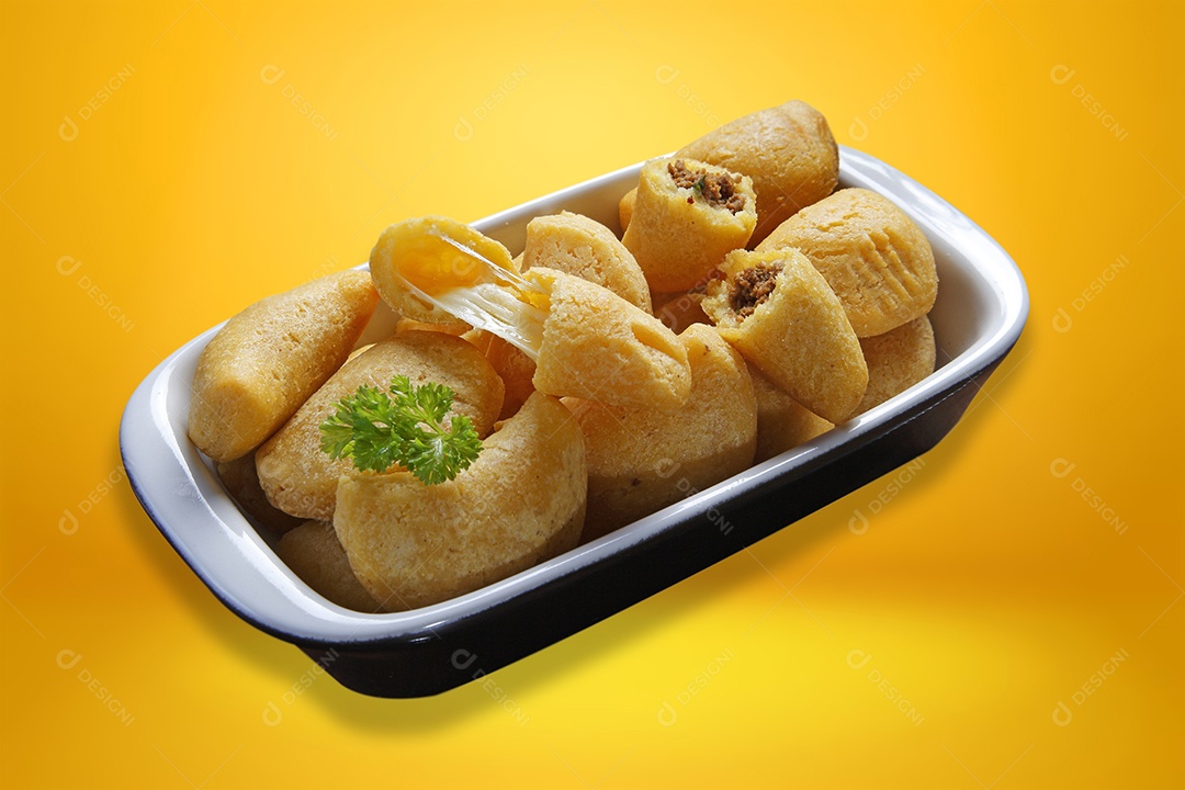 Pastel angu com carne em uma travessa                                                                                                                                                                                                                      