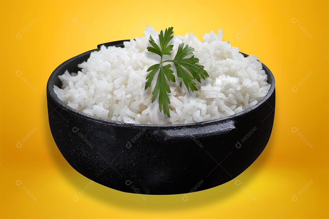 Arroz branco em tigela sobre fundo amarelo