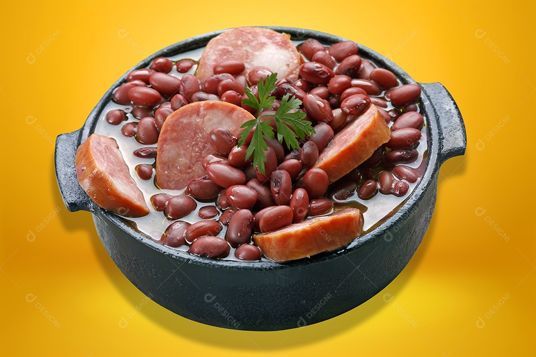 Feijão vermelho com calabresa e cheiro verde