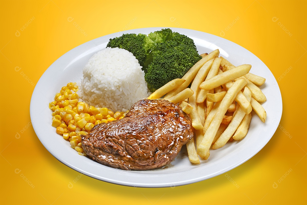 Carne grelhada com arroz brócolis e batatas fritas